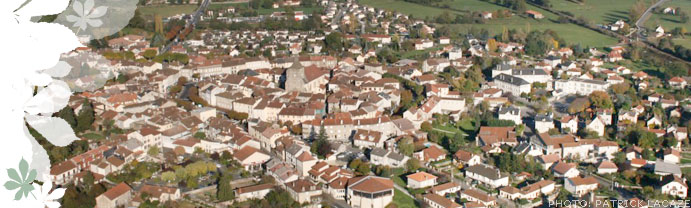 Vue aérienne de la ville de Maurs