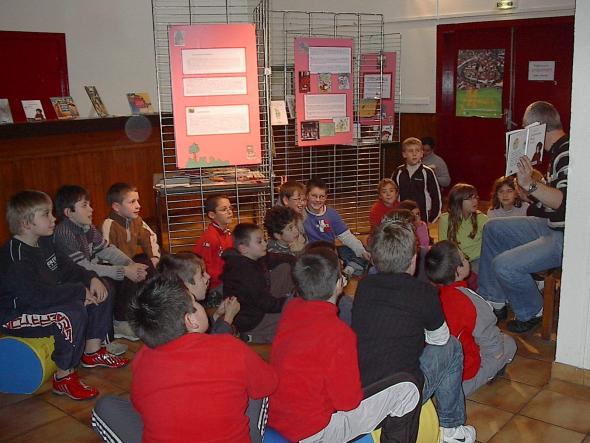 les enfants de l'école à la bibliothèque