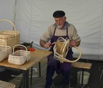 artisant fabricant un panier en osier